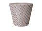Pot de fleurs en plastique gris avec un motif tissé.