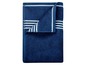 Blauwe badhanddoek met witte strepen.