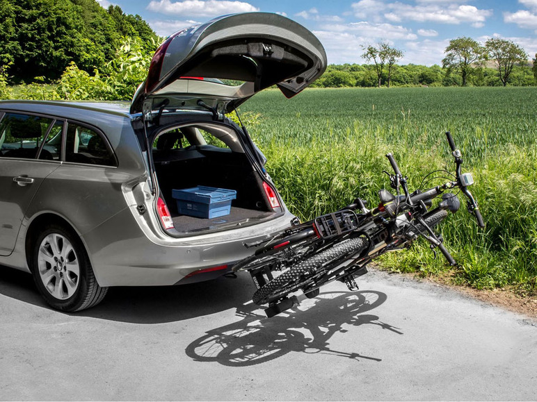 Twee fietsen op een achterdrager, bevestigd aan een auto.