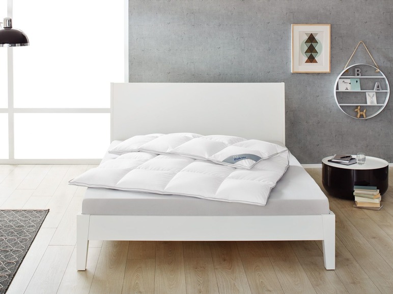 Un lit blanc avec une couette Palette.