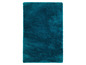 Un tapis bleu foncé avec une surface douce et pelucheuse.