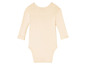 Een beige babypakje met lange mouwen.