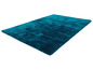 Un tapis bleu foncé et moelleux.