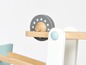 Jouets en bois avec une roue et une piste.