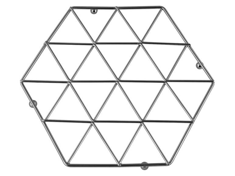 Un dessous de plat hexagonal en métal.