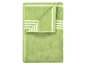 Een groene badhanddoek met witte strepen.
