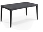 Une table de jardin rectangulaire noire en osier.