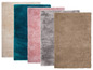 Cinq tapis moelleux de couleurs différentes : beige, turquoise, rose, gris et marron.