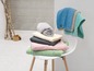 Pile de serviettes de bain et de toilette, y compris une serviette bleue de Kleine Wolke.