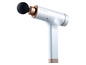 Witte massagepistool van Synca met ronde opzetstuk.