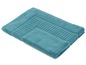 Un tapis de bain bleu en éponge.