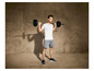 Man met halterstang tijdens fitnessoefening.