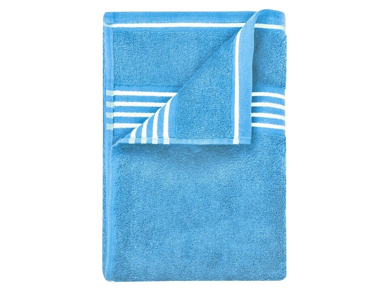 Een lichtblauwe badhanddoek met witte strepen.