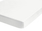 Wit katoenen hoeslaken voor een babybed.