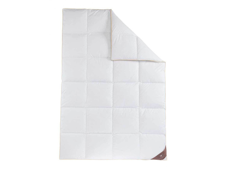 Une couette blanche avec une bordure beige.