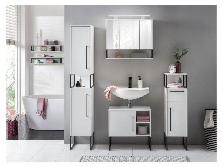 Meubles de salle de bain avec lavabo, miroir et deux armoires hautes.