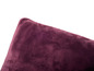 Een donkerrode pluche kussenhoes.