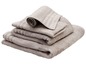 Une pile de serviettes grises.