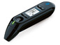 Een zwart draadloze oorthermometer met een digitaal display.