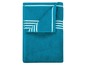 Een turquoise handdoek met witte strepen.