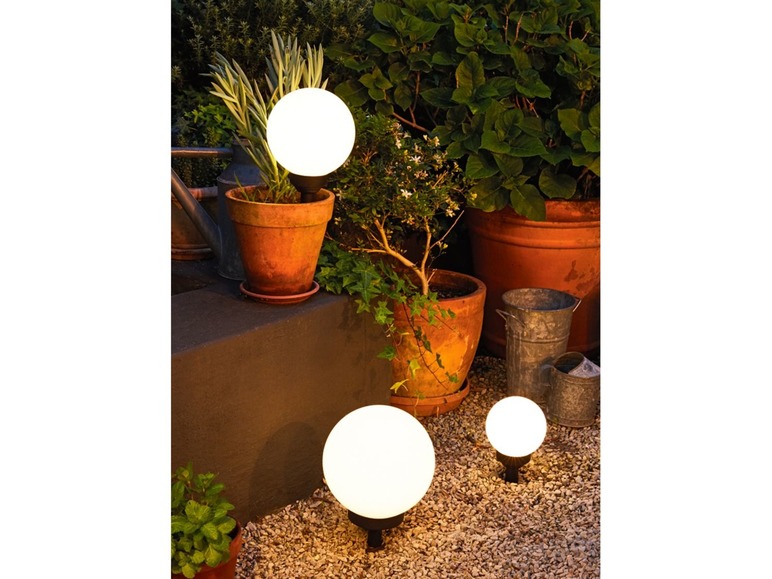 Ga naar volledige schermweergave: LIVARNO LUX Staande ledsolarlamp, Ø 20 cm, hoogte 39/51 cm, verlichtingsduur 6-8 u - afbeelding 2