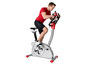 Een man fietst op een ET 6000 hometrainer.
