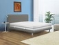 Un cadre de lit gris avec un matelas blanc dans une chambre moderne.