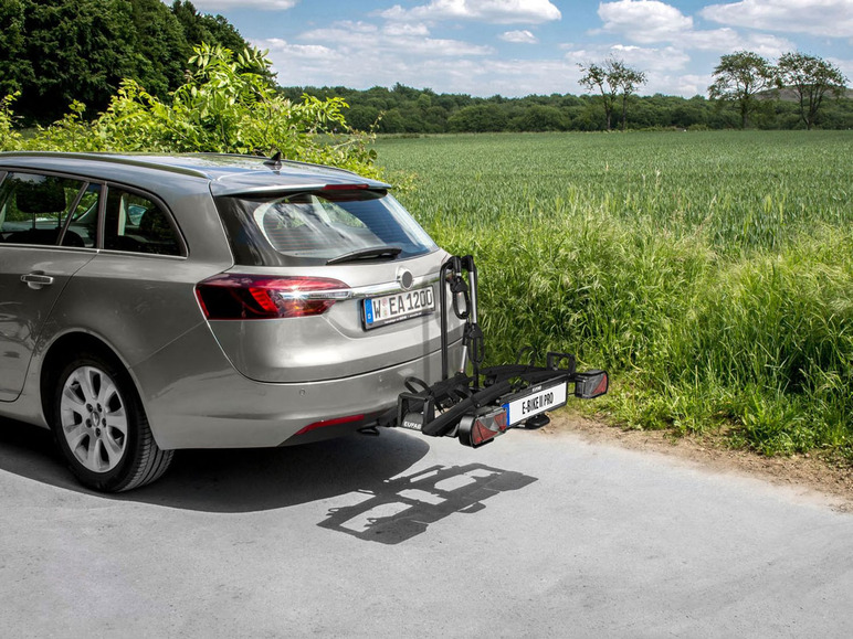 Een auto met een fietsendrager voor twee e-bikes.