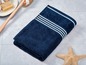 Een donkerblauwe handdoek met witte strepen.