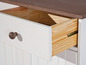 Een witte lade met houten interieur, gedeeltelijk opengetrokken.