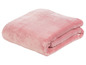 Een roze pluche deken gevouwen op een witte achtergrond.