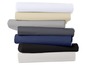 Een stapel bedlakens in verschillende kleuren, waaronder wit, beige, grijs en donkerblauw.