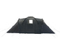 Een zwarte tent voor kamperen met blauwe details.