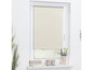 Un store enrouleur beige sur une fenêtre avec un cadre blanc.