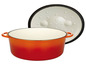 Een oranje gietijzeren braadpan met deksel.