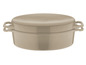 Een beige gietijzeren braadpan met deksel.