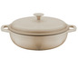 Een beige gietijzeren braadpan met deksel.