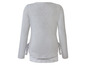 Een grijs longsleeve shirt met een gestreepte onderlaag.