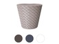Pot en plastique gris avec un motif tissé.