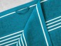 Een turquoise badhanddoek met witte strepen.