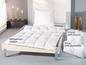 Une couette blanche en duvet avec une housse en coton, présentée sur un lit.
