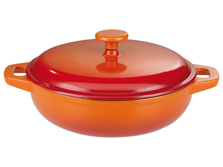 Een rode gietijzeren braadpan met deksel.