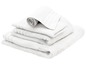 Une pile de serviettes blanches.