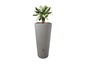Een grijze regenwaterton met een plant en een kraan