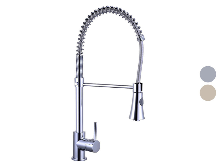 Un robinet de cuisine chromé avec un bec rétractable.