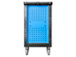 Een blauwe plastic opbergbox met wielen.
