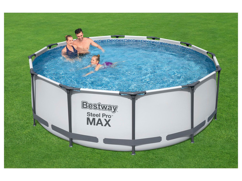 Een gezin geniet van een Bestway Steel Pro MAX zwembad.