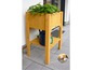 Houten plantenbak met plank en planten.