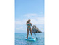 Een vrouw die op een Aqua Marina opblaasbaar paddleboard peddelt.