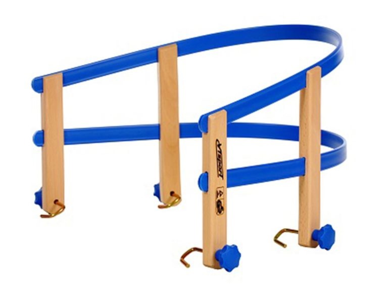 Une piste de course en bois avec des rails bleus de la marque 'Dreister'.